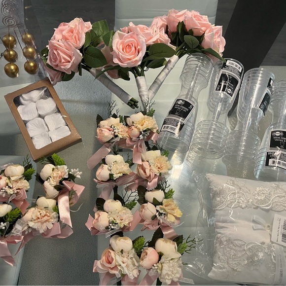 Wedding stuff - Picture 1 of 11